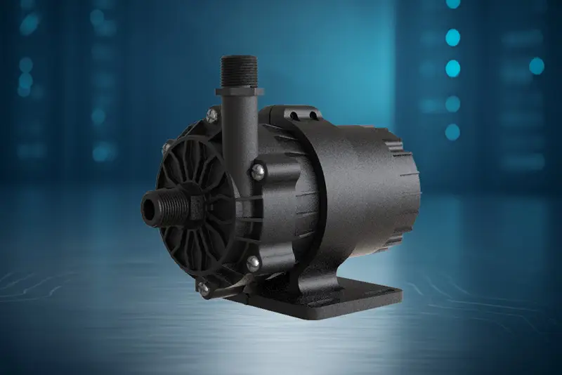 На фотографии представлен высоконадежный жидкостный охлаждающий насос BLDC PUMP DC95e на фоне стильного технологичного дизайна, предназначенный для охлаждения серверов с поддержкой искусственного интеллекта.